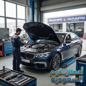 ميكانيكي يجري فحص كمبيوتر شامل لسيارة في ورشة بالرياض 2026