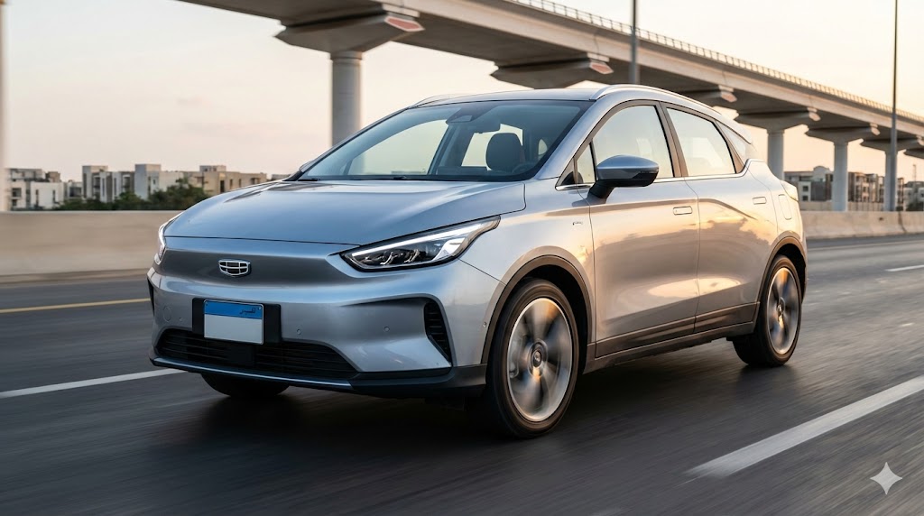 سيارة جيلي جيومتري سي الكهربائية (Geely Geometry C) باللون الفضي تنطلق بسرعة على طريق القاهرة الجديدة مع خلفية المونوريل، توضح التصميم الهجومي والأداء القوي.