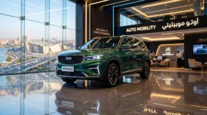 سيارة جيلي ستار راي 2026 زيرو (اللون الأخضر الغامق) متوقفة داخل معرض أوتو موبيليتي الفخم في القاهرة مع إضاءة الشبكة الأمامية المضيئة.