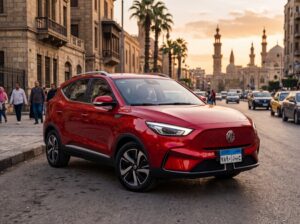 سيارة MG ZS EV 2026 باللون الأحمر من الأمام الجانبي في شوارع مصر