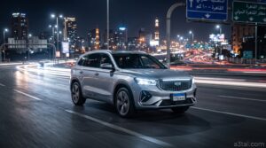 سيارة جيلي ستار راي 2026 (Geely Starray) تنطلق على طريق سريع في القاهرة ليلاً مع إضاءة شبكتها الأمامية المميزة