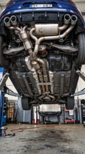 فحص تسريب دخان أسود كثيف من مانفولد دورة العادم في السيارة داخل مركز صيانة متخصص