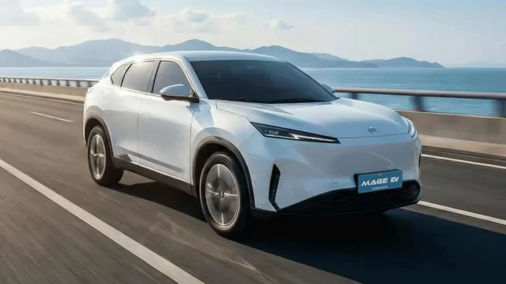 دونج فينج MAGE EV الكهربائية بواجهة أمامية مغلقة ومصابيح LED رفيعة