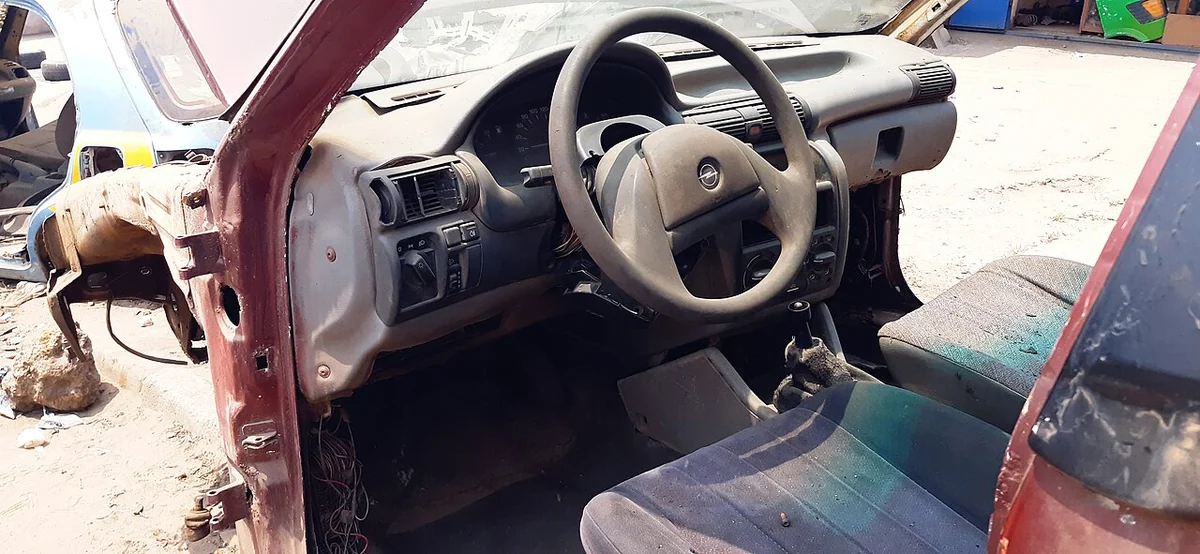 صورة داخلية حقيقية لورشة صيانة سيارات خارج مصر توضيحية فقط