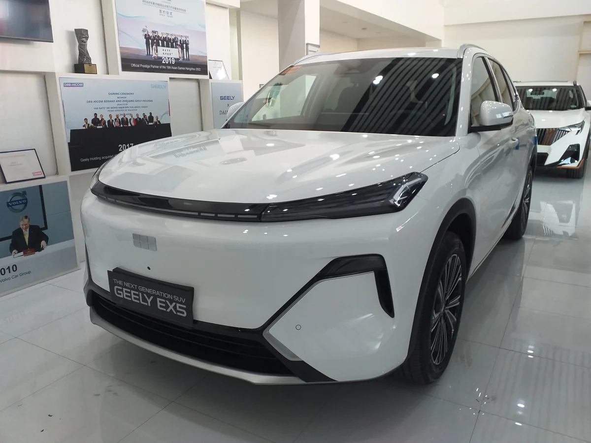 زاوية أخرى فوتوغرافية لسيارة Geely EX5 EM-i المشابهة بالاسم، لا تؤكد مواصفات EX5 EM-R